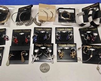 https://www.ebay.com/itm/114173865847 BOX074Ah COSTUME JEWELRY LOT OF FIFTEEN PIERCED EARRINGS LOT #5 $10