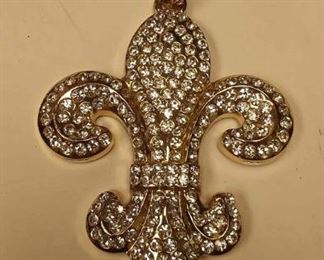 https://www.ebay.com/itm/124141884445 BOX074o COSTUME JEWELRY FLEUR-DE-LIS CHAIN FAB $10