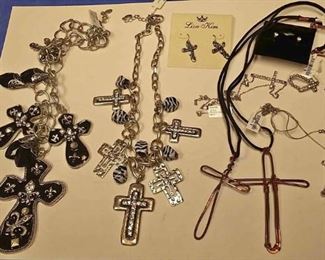 https://www.ebay.com/itm/124141886504 BOX074R COSTUME JEWELRY CHRISTIAN CROSS NECKLACE LOT #2 $10