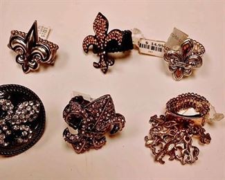 https://www.ebay.com/itm/114171663741 BOX074X LOT OF SIX FLEUR-DE-LIS STRETCH RINGS "COSTUME JEWELRY" $20