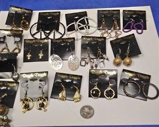 https://www.ebay.com/itm/114173879359 BOX074Z COSTUME JEWELRY LOT OF FIFTEEN PIERCED EARRINGS LOT #2 $10