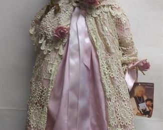 https://www.ebay.com/itm/124141905642 CC0005 Limited edition of fine porcelain doll Elsie Massey collection "LAUREN" Serial number #16/1000. Without box $20
