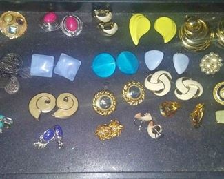 https://www.ebay.com/itm/124150471554 CJ0008 COSTUME JEWELRY CLIP ON EARRINGS LOT RX BOX 4 CJ0008 $15