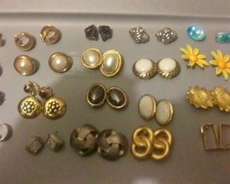 https://www.ebay.com/itm/124150472707 CJ0010 COSTUME JEWELRY CLIP ON EARRINGS LOT RX BOX 4 CJ0010 $15