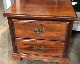 https://www.ebay.com/itm/114196328200 LAN9909 Early American Nightstand $40
