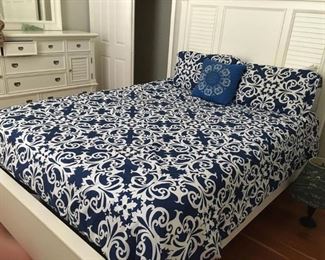 https://www.ebay.com/itm/114186824824 PA028: White on Navy Queen Comforter $15