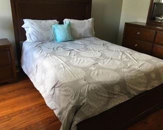 https://www.ebay.com/itm/114186825787 PA029: White on Grey Queen Comforter $15