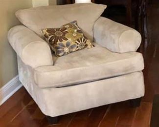 https://www.ebay.com/itm/114186841944 PA041: XL Tan Fabric Occasional Chair Local Pickup $50