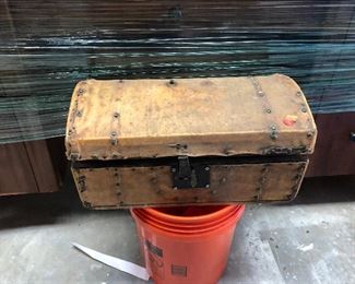 https://www.ebay.com/itm/114217317120 LAN9841: Antique Leather Covered Box $50.00