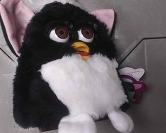 https://www.ebay.com/itm/124173636395 AB0326 VINTAGE 1998 FURBY MODEL 70-800 WITH BOX ( BOX IS DAMAGED) WE have not put batteries in this toy to check it we are selling it as non functioning. BOX 74 AB0326 $30