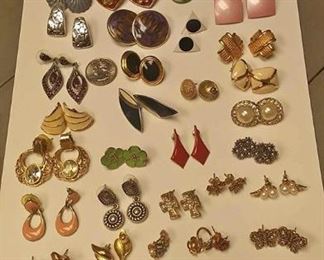 https://www.ebay.com/itm/124173638413 AB0327 LOT OF 31 VINTAGE PIERCED EARRINGS BOX 74 AB0327 $20