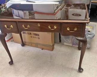 https://www.ebay.com/itm/114209904023 AB0351 USED BROWN OFFICE DESK WITH CUSTOM GLASS TOPPER & THREE DRAWERS TOP 35 X 21 INCHES HEIGHT 30 7/8 INCHES $120