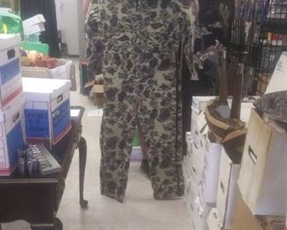 https://www.ebay.com/itm/114211393698 LAN9843: Lot of Hunting Clothes (Jumper XL, Hat, Hood, Gloves, 2 shirts, two Pants, Pack) $50