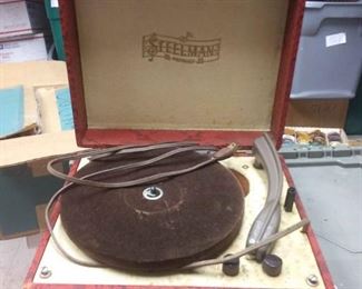 https://www.ebay.com/itm/114217136955	BU3000 VINTAGE 1950s STEELMAN PRODUCT PORTABLE RECORD PLAYER $20.00 needs repair or sold for parts BOX 74 BU3000	 $20 
