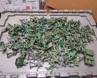 https://www.ebay.com/itm/124180678997	BU3003 LOT OF VINTAGE GREEN PLASTIC TOY SOLDIERS $20.00 (LOT#1) ABBU BOX 1 BU3003	 $20 
