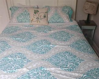 https://www.ebay.com/itm/124181527506	PA026: Turquoise and White Queen Size Comforter	 $15 
