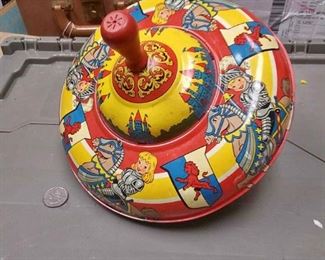 https://www.ebay.com/itm/114223711636	BU3016 VINTAGE 1950s TOY TIN SPINNING TOP 9 X 8 INCHES $30.00 CHILD KNIGHTS RIDING HORSES & CASTLES WITH COAT OF ARMS OHIO ART COMPANY ABBU BOX 5 BU3016	 $30 	Buy it Now
