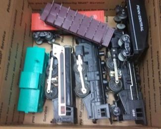 https://www.ebay.com/itm/124187027016	BU3014 VINTAGE LOT OF MARX TOY TRAINS AND PARTS. 2 MARX BROTHERS ENGINES 1666, AND 490 , 1 UNKNOWN 4 CARS & TRACK PARTS AND ACCESSORIES ABBU BOX 4 BU3014	 $60 	Buy it Now
