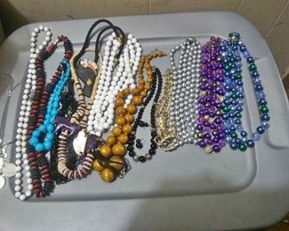 https://www.ebay.com/itm/124187004933	RX5122004 COSTUME JEWELRY LOT OF NECKLACES $20.00 RX BOX 4 RX5122004	 $20 	Buy it Now

