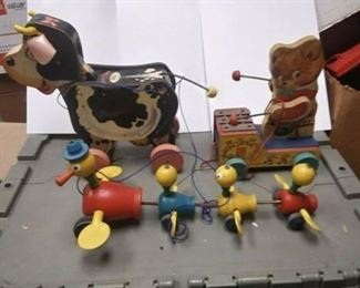 https://www.ebay.com/itm/124190472058	BU3034 VINTAGE LOT OF THREE  1950s FISHER PRICE WOOD PULL TOYS 1958 MOO COW #155	 Auction 
