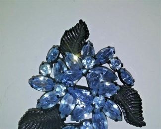 https://www.ebay.com/itm/124199048709	AB0357 USED VINTAGE COSTUME JEWELRY BLACK BROOCH WITH BLUE RHINESTONES MADE BY	 Auction 
