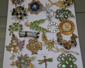 https://www.ebay.com/itm/114235280138	AB0356 USED VINTAGE COSTUME JEWELRY LOT OF 21 MOSTLY RHINESTONE BROOCHES	 Auction 
