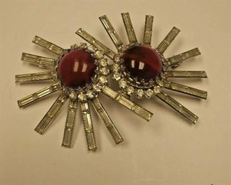 https://www.ebay.com/itm/124199046651	AB0361 USED VINTAGE RINESTONE COSTUME JEWELRY BROOCH MADE BY VERDOME WEIGHT	 Auction 
