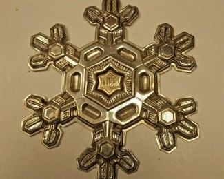 https://www.ebay.com/itm/124197874337	AB0370 USED VINTAGE 9.25 STERLING SILVER CHRISTMAS DECORATION SNOW FLAKE MADE BY GORHAM STERLING	 $40.00 
