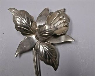 https://www.ebay.com/itm/114234003552	AB0371 USED VINTAGE 9.25 STERLING SILVER FLOWER BROOCH MADE IN MEXICO WEIGHT 11.2 GRAMS BOX 74 AB0371	 $20.00 
