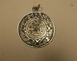 https://www.ebay.com/itm/124197874349	AB0373 USED VINTAGE 9.25 STERLING SILVER AZTEC CALENDAR CHAIN FAB OR CHARM MADE IN MEXICO  WEIGHT 5.4 GRAMS BOX 74 AB0373	 $15.00 
