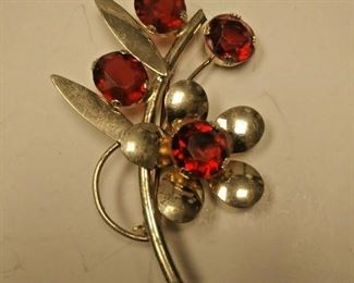 https://www.ebay.com/itm/114233999873	AB0374 USED VINTAGE 9.25 STERLING SILVER FLOWER BROOCH WITH RED GLASS  WEIGHT  11.5 GRAMS BOX 74 AB0374	 $20.00 

