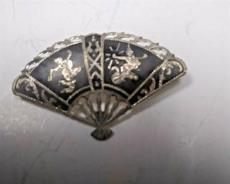 https://www.ebay.com/itm/124197874342	AB0378 USED VINTAGE 9.25 STERLING SILVER ORIENTAL STYLE FAN BROOCH MADE IN SIAM CONDITION NOTE PICTURES  WEIGHT 5.2 GRAMS BOX 74 AB0378	 $10.00 
