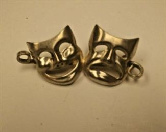 https://www.ebay.com/itm/114234003551	AB0380 USED VINTAGE 9.25 STERLING SILVER MASQUERADE HAPPY SAD MASK  BROOCH CONDITION NOTE PICTURES  WEIGHT 3.5 GRAMS BOX 74 AB0380	 $10.00 
