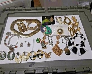 https://www.ebay.com/itm/114242654962	DV3001 USED VINTAGE COSTUME JEWELRY ASSORTMENT NECKLACES, BROOCHES, EARRINGS, WA	 Auction 
