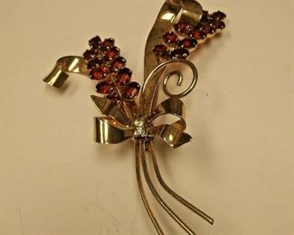 https://www.ebay.com/itm/114272366197	AB0375 USED VINTAGE 9.25 STERLING SILVER FLOWER BROOCH WITH RED & WHITE RHINESTONES GOLD PLATED OVER STERLING CONDIION NOTE PICTURES WEIGHT 26.1 GRAMS BOX 74 AB0375	 $20.00 
