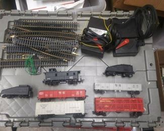 https://www.ebay.com/itm/114272491111	BU3020 LOT OF LOINEL HO SCALE TOY TRAIN CARS, TRAIN TRACK, AND 2 POWER PACKS	 $20.00 
