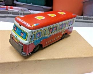 https://www.ebay.com/itm/114272433721	BU3088 USED VINTAGE 1960s TIN FRICTION KINDERGARTEN SCHOOL BUS JAPAN TIN TOY 	 $20.00 
