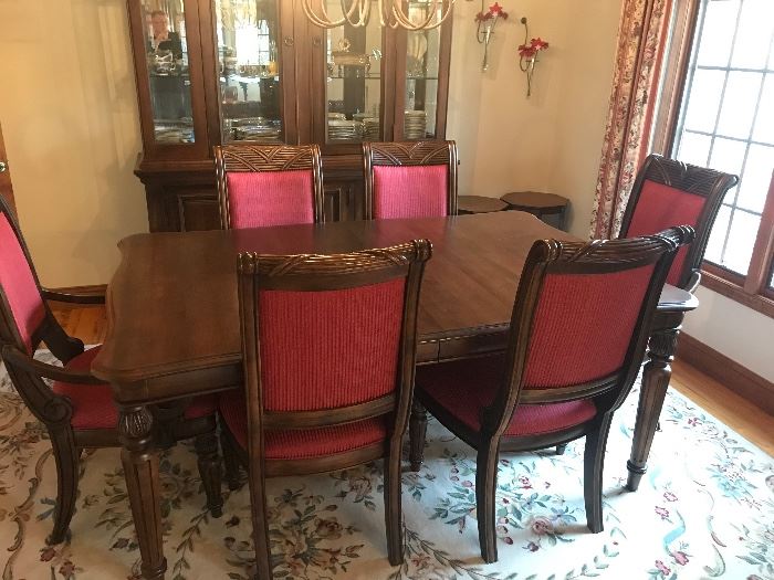 Gorgeous dining room table & chairs