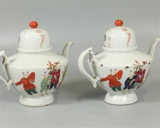 pair of Chinese porcelain teapots, possibly 18th/19th c.