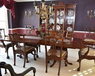 Beautiful “Hickory Chair” Dining table w/3 leafs & 8 chairs