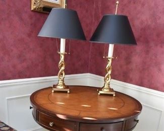Beautiful Accent table w/drawers, 2 decorative brass lamps