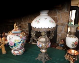 VINTAGE LAMP AND LARGE GINGER JAR