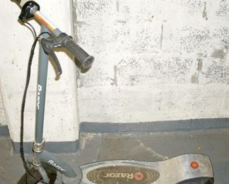 BATTERY OERATED RAZOR SCOOTER MODEL 300 WITH CHARGER (WORKING GREAT)