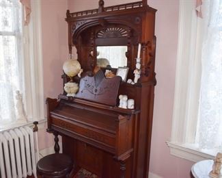 Chicago Cottage antique pump organ and stool