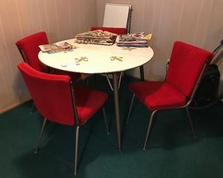 This is a stunning 1960's table and 4 chairs. Look at this table and chairs!
