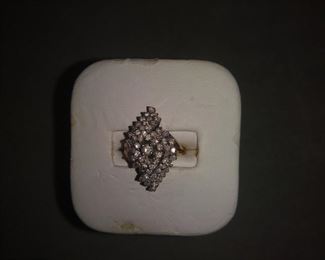 Beautiful ring with 1 carot of nice Diamonds.