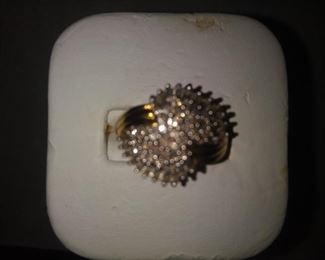 Gorgeous ring with 1 car or of nice Diamonds
