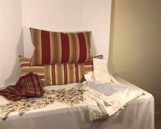 Holiday Household Decor https://ctbids.com/#!/description/share/312872