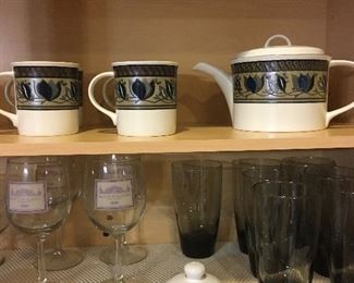 Mikasa Tea pot with 4 cups