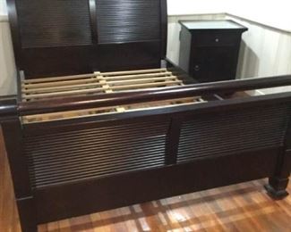 Queen Mahogany Sleigh Bed & Nightstand https://ctbids.com/#!/description/share/311897